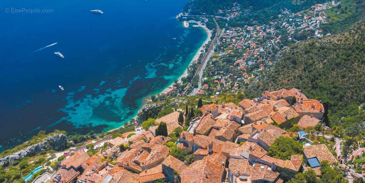 La baie des saphirs à Eze